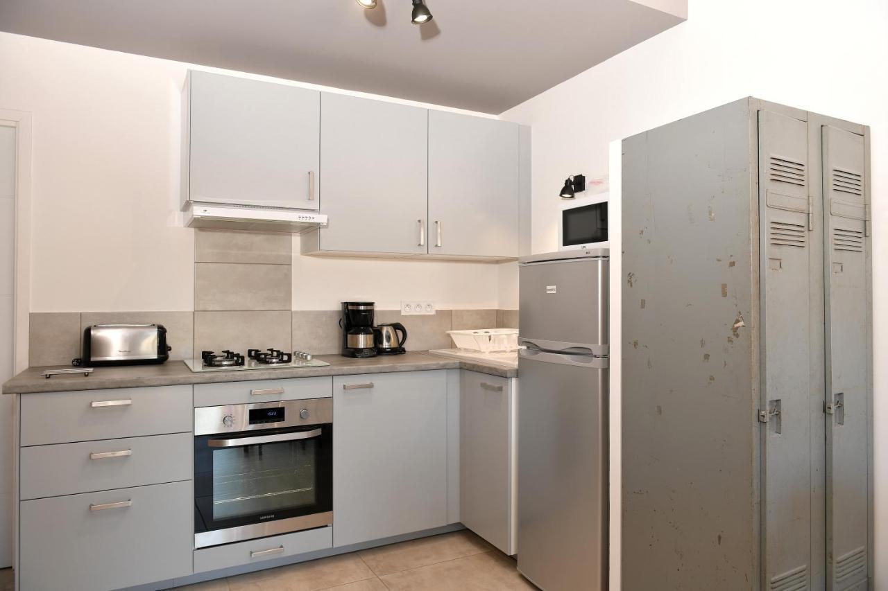 Sous Les Pins Gites Et Chambres D'Hotes 라론드레모레 외부 사진