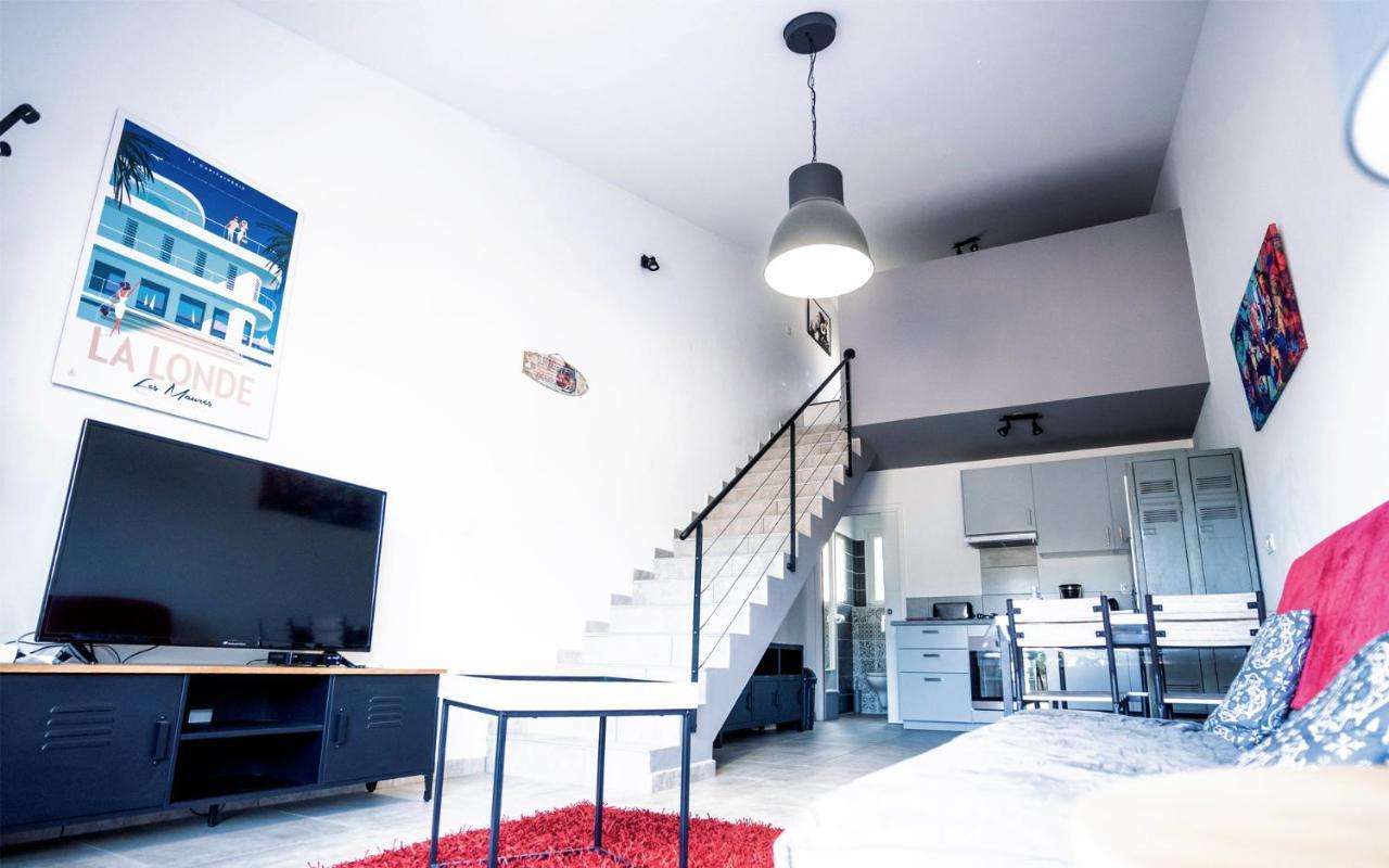 Sous Les Pins Gites Et Chambres D'Hotes 라론드레모레 외부 사진