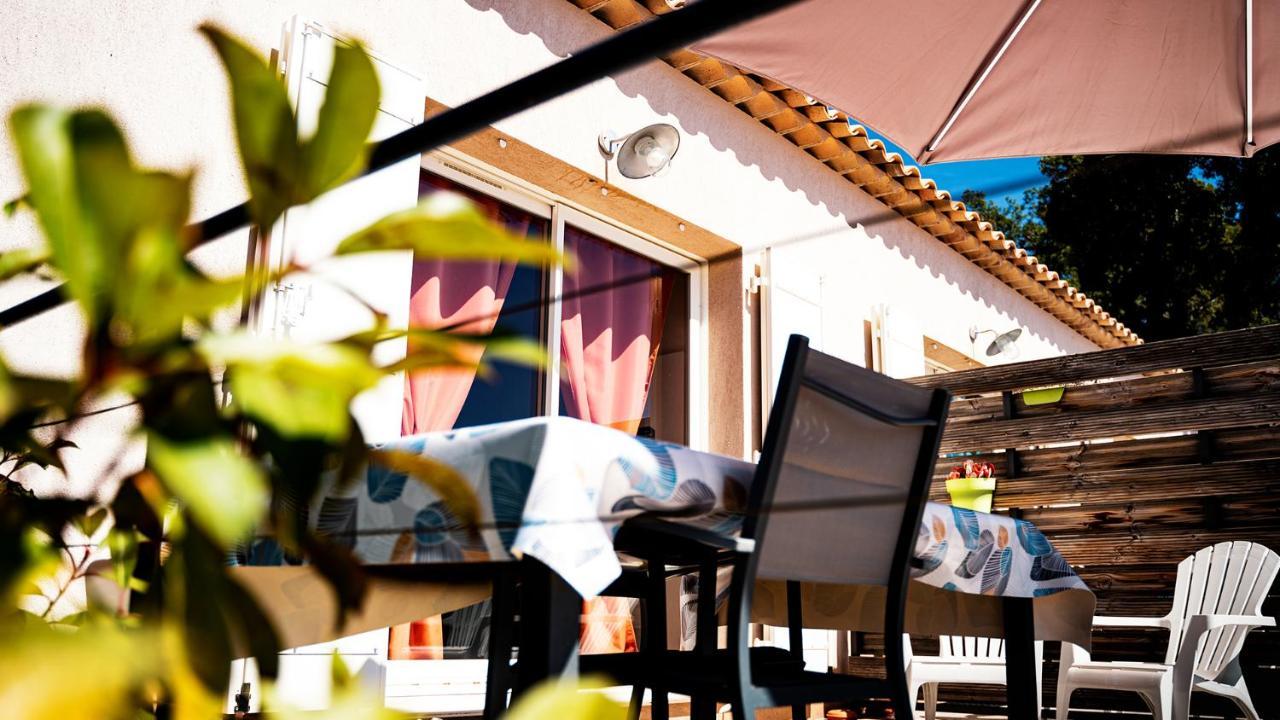 Sous Les Pins Gites Et Chambres D'Hotes 라론드레모레 외부 사진