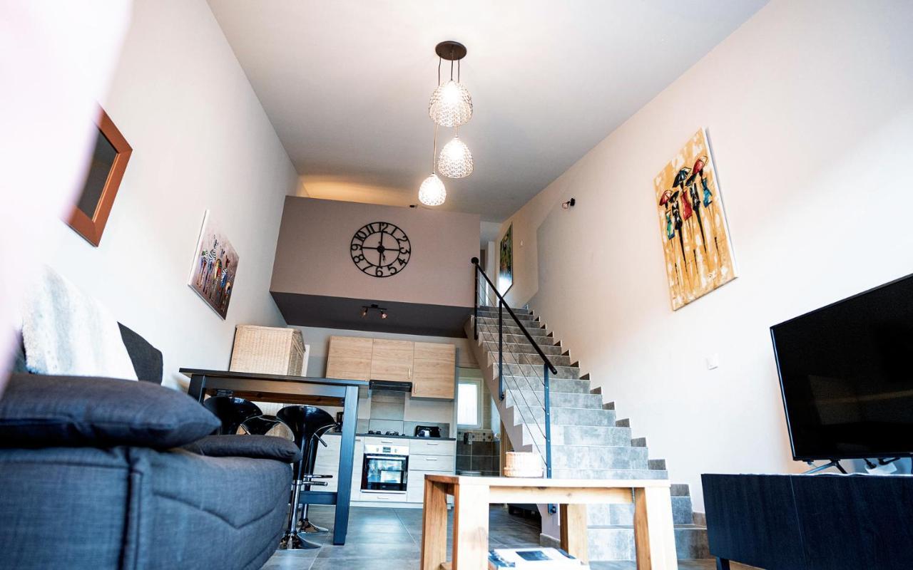 Sous Les Pins Gites Et Chambres D'Hotes 라론드레모레 외부 사진