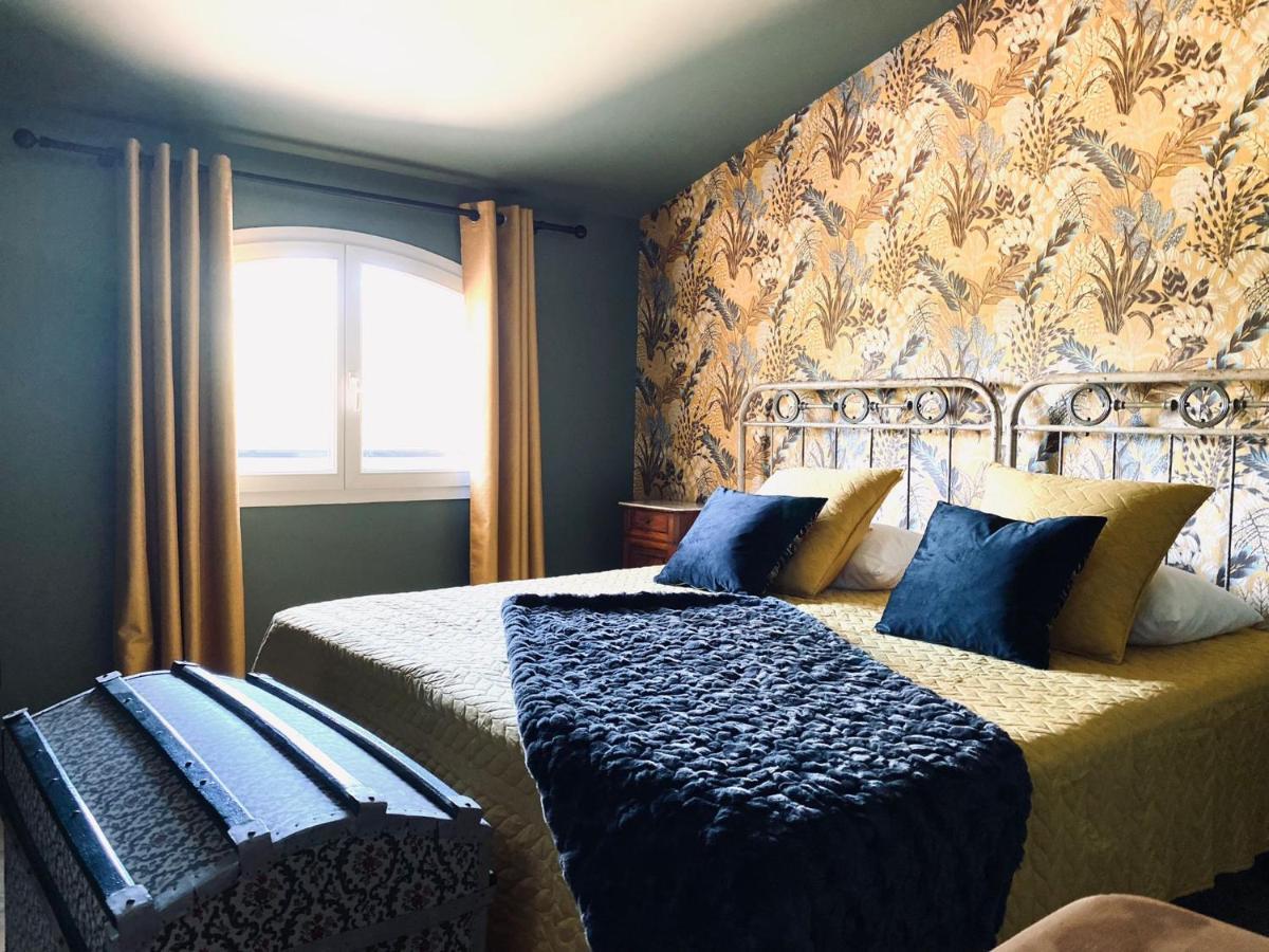 Sous Les Pins Gites Et Chambres D'Hotes 라론드레모레 외부 사진
