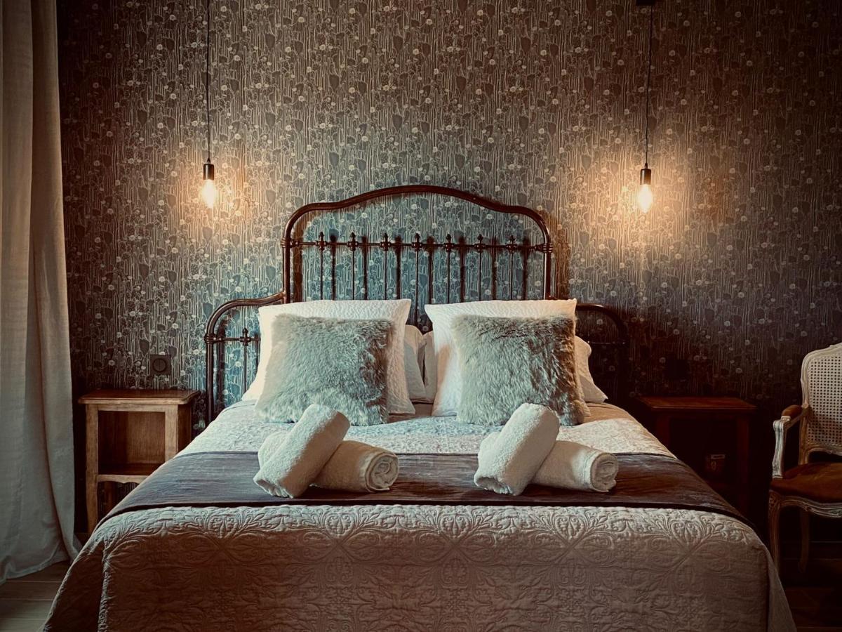 Sous Les Pins Gites Et Chambres D'Hotes 라론드레모레 외부 사진