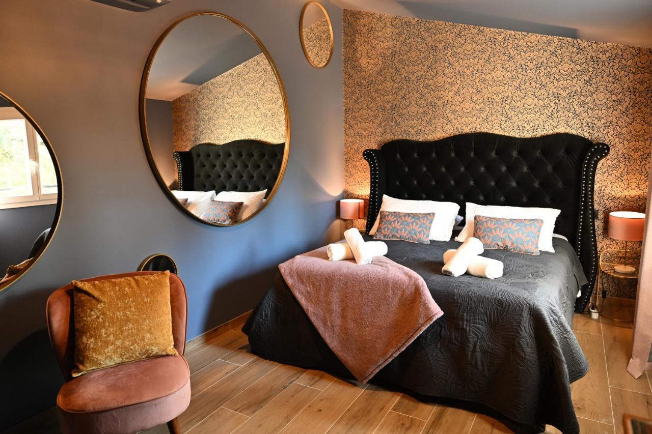 Sous Les Pins Gites Et Chambres D'Hotes 라론드레모레 외부 사진