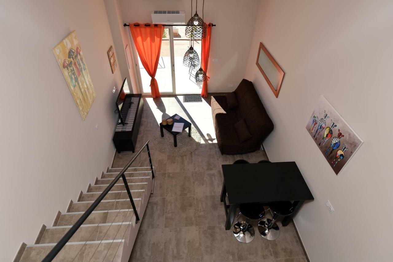 Sous Les Pins Gites Et Chambres D'Hotes 라론드레모레 외부 사진
