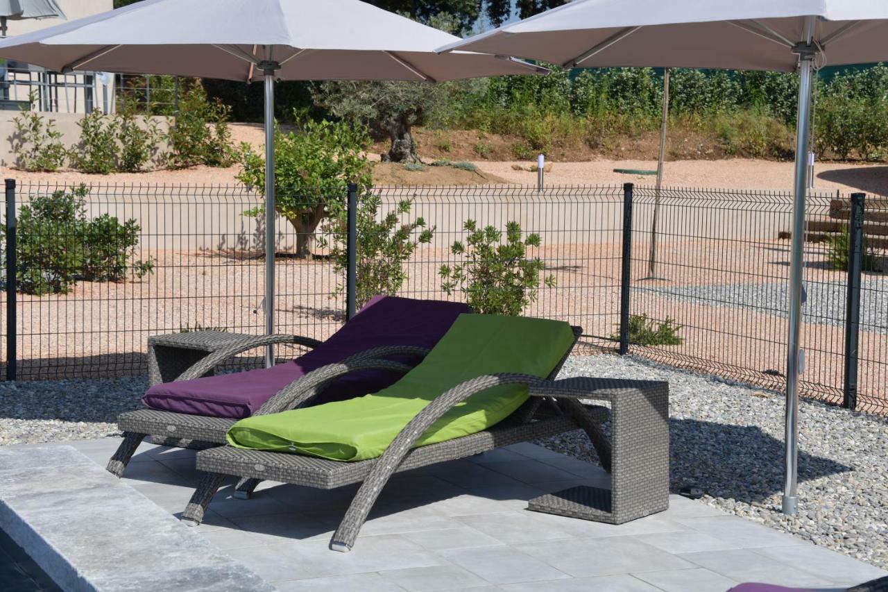 Sous Les Pins Gites Et Chambres D'Hotes 라론드레모레 외부 사진